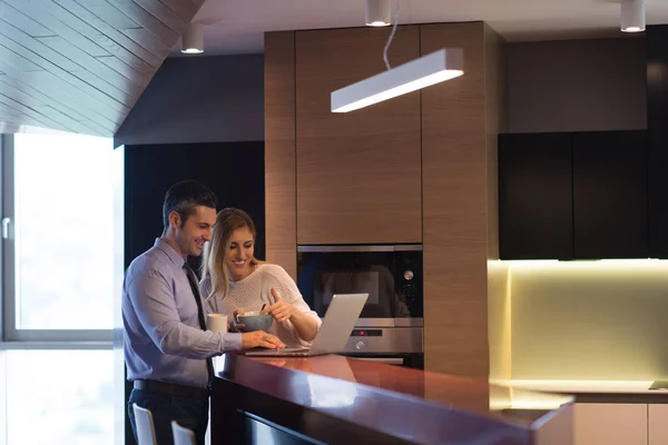 Um jovem casal está se preparando para um emprego e usando um laptop — Fotografia de Stock