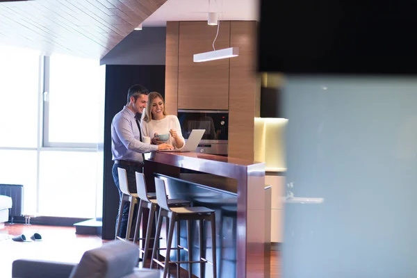 Una pareja joven se está preparando para un trabajo y usando una computadora portátil —  Fotos de Stock