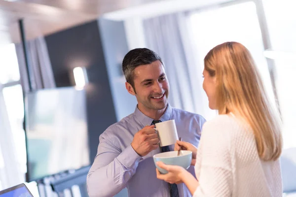 Ein junges paar bereitet sich auf einen job vor und benutzt einen laptop — Stockfoto