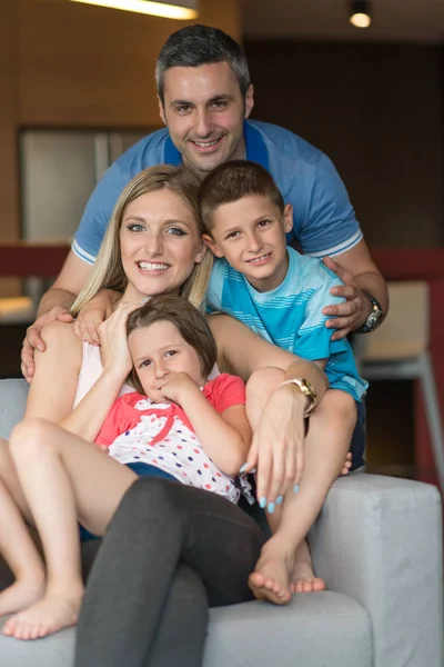 Paar tijd doorbrengen met kinderen — Stockfoto