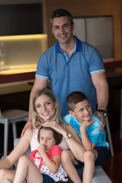 Paar tijd doorbrengen met kinderen — Stockfoto