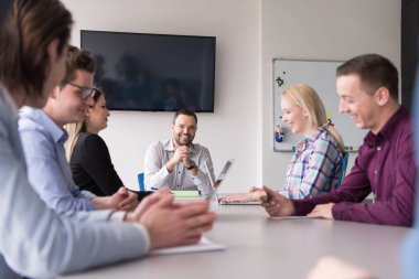 Modern ofis binasındaki bir toplantıda iş ekibi