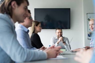 Modern ofis binasındaki bir toplantıda iş ekibi