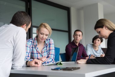 Modern ofis binasındaki bir toplantıda iş ekibi