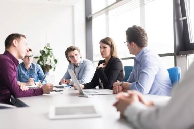 Modern ofis binasındaki bir toplantıda iş ekibi