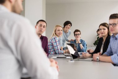 Modern ofis binasındaki bir toplantıda iş ekibi