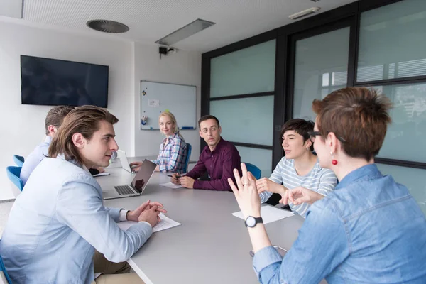 Geschäftsteam bei einem Meeting in einem modernen Bürogebäude — Stockfoto