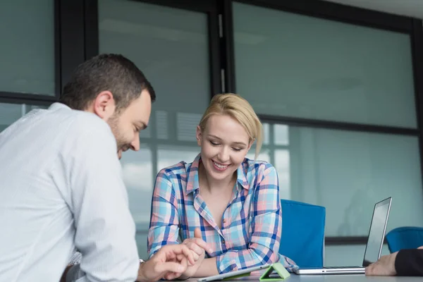 Business Team op een bijeenkomst in modern kantoorgebouw — Stockfoto