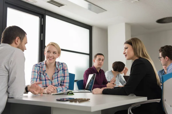 Geschäftsteam bei einem Meeting in einem modernen Bürogebäude — Stockfoto