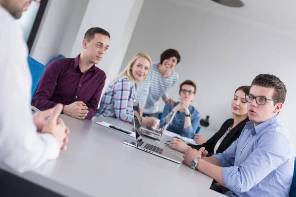 Grupo Empresarios Discutiendo Plan Negocios Oficina —  Fotos de Stock