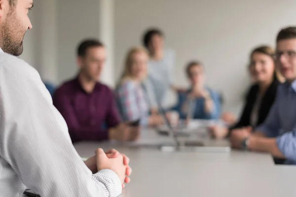 Groupe Gens Affaires Discutant Plan Affaires Dans Bureau — Photo