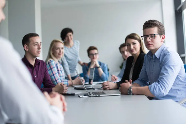 Equipe de negócios em uma reunião no prédio de escritórios moderno — Fotografia de Stock