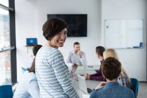 Portret Odnoszącej Sukcesy Przedsiębiorczyni Przedsiębiorca Biurze Busy Startup — Zdjęcie stockowe