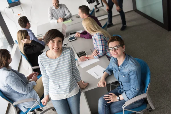 Porträtt Framgångsrika Affärskvinnor Entreprenör Vid Upptagen Start Office — Stockfoto