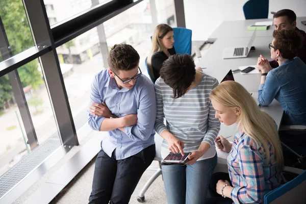 Groep Zakenmensen Die Zich Voorbereiden Volgende Bijeenkomst Ideeën Bespreken Met — Stockfoto