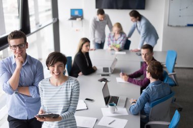 İki iş insanlar çalışma ile Tablet Office