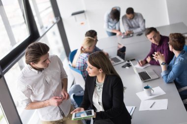 İki iş insanlar çalışma ile Tablet Office