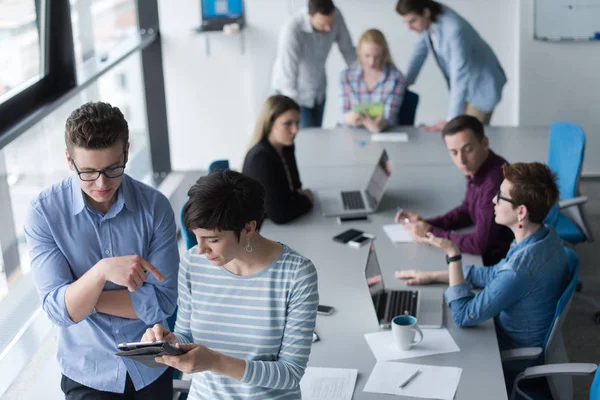 Zwei Geschäftsleute arbeiten im Büro mit Tablet — Stockfoto