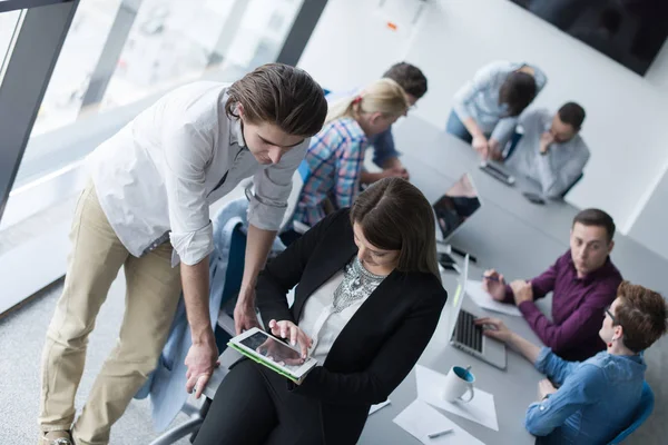 Zwei Geschäftsleute arbeiten im Büro mit Tablet — Stockfoto