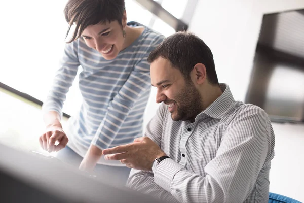 Zwei Geschäftsleute arbeiten im Startup-Büro mit Tablet — Stockfoto