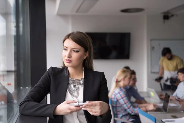 Femme Affaires Accélérant Sur Téléphone Côté Fenêtre Bureau Moderne — Photo