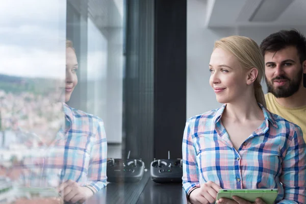 Business Woman Korzystanie Tabletu Cyfrowego Biurze Korporacyjnym Przez Okno — Zdjęcie stockowe