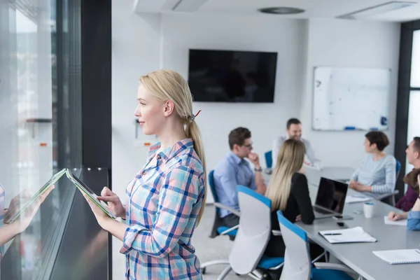 Business Woman Χρήση Ψηφιακή Tablet Στο Εταιρικό Γραφείο Από Παράθυρο — Φωτογραφία Αρχείου