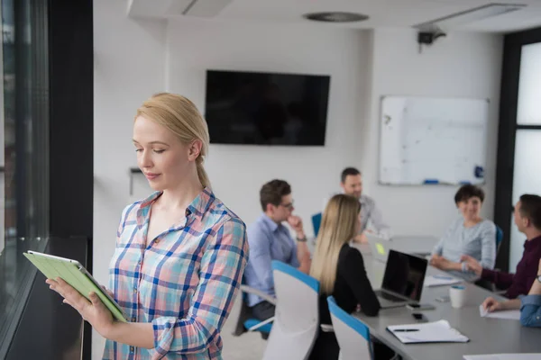 Femme Affaires Utilisant Tablette Numérique Dans Bureau Entreprise Par Fenêtre — Photo