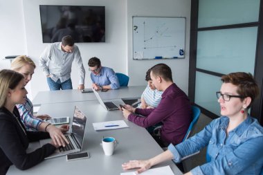 Modern ofis kurma ve yeni iş planı hakkında fikir alışverişinde bulunma