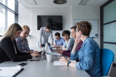 Modern ofis kurma ve yeni iş planı hakkında fikir alışverişinde bulunma