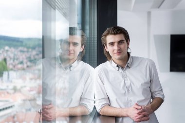 başlangıç ofis pencerenin yanındaki genç işadamı