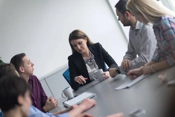 Reunión Del Equipo Negocios Oficina Moderna Puesta Marcha Branistorming Sobre —  Fotos de Stock