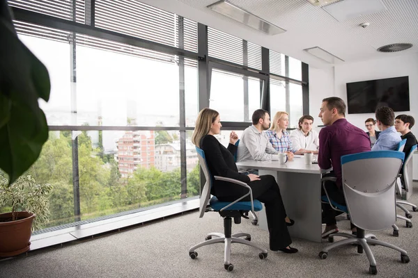 Grupo de jovens reunidos em startup office — Fotografia de Stock