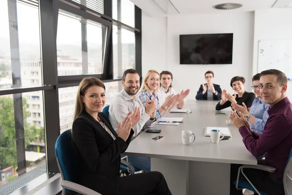 Grupp unga människor möte i Start office — Stockfoto