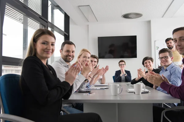 Réunion Équipe Affaires Dans Bureau Démarrage Moderne Branistorming Sur Nouveau — Photo