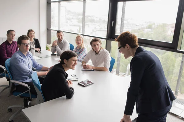 Grupo de jóvenes reunidos en la startup — Foto de Stock