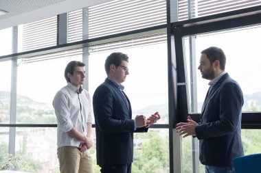 İş ortağı modern ofis binasında buluşmada el sıkıştı