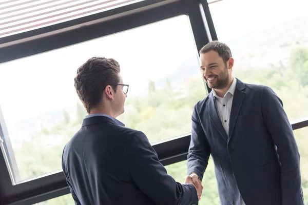 Stänga affären i moderna kontor interiör — Stockfoto