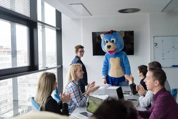 Patron habillé comme ours s'amuser avec des gens d'affaires — Photo