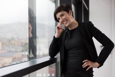 Cep Telefonu Kullanan Zarif Kadın 