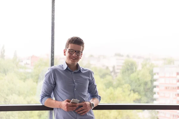 Affärsman som använder telefon — Stockfoto