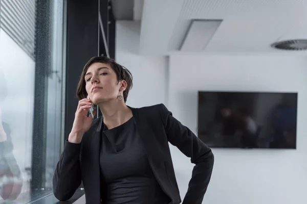 Mulher elegante usando telefone móvel — Fotografia de Stock