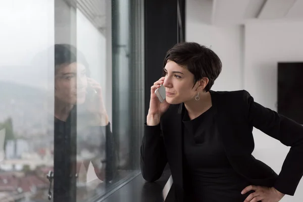 Mujer elegante usando teléfono móvil —  Fotos de Stock