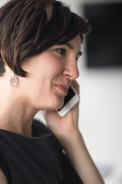 Elegante donna utilizzando il telefono cellulare — Foto Stock