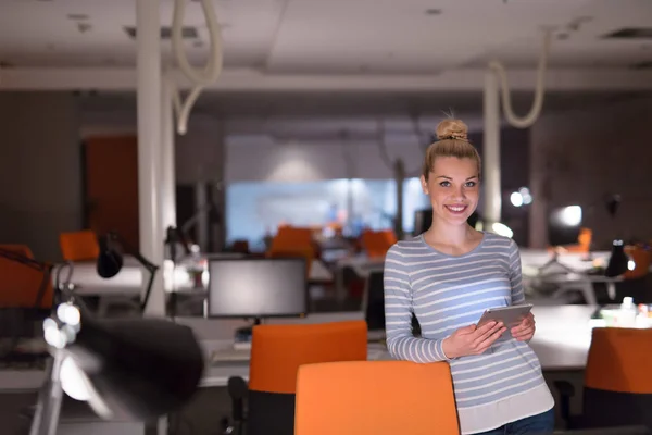 Mujer trabajando en tableta digital en la oficina nocturna — Foto de Stock