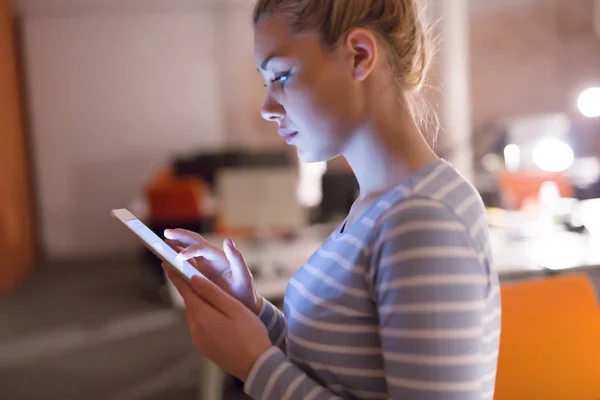 Vrouw die werkt op digitale tablet in nacht kantoor — Stockfoto