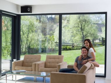 genç yakışıklı çift kanepede sarılma