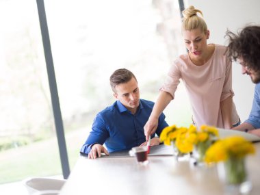 Modern ofis binasında Girişim İş Takımı Toplantısı