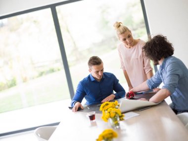 Modern ofis binasında Girişim İş Takımı Toplantısı