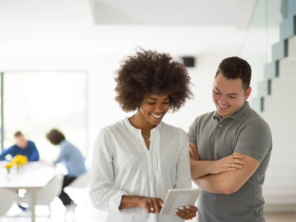 Multiethnisches Gründerteam bei einem Treffen im modernen Büro — Stockfoto